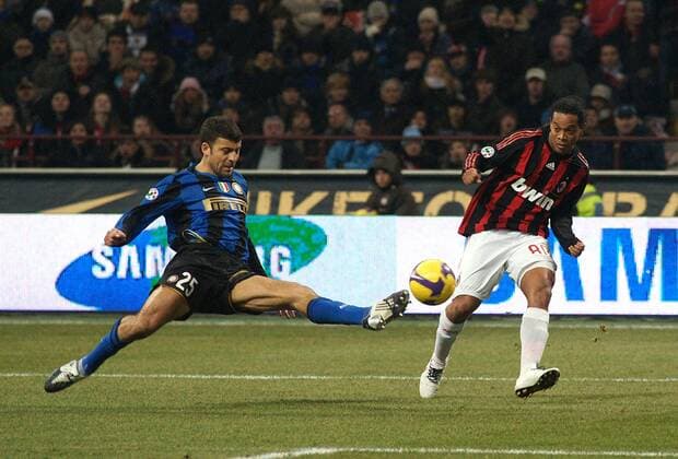 Walter Samuel (Inter Mailand, li.) gegen Ronaldinho (AC Mailand) - Fußball Herren Serie A 2008 2009, 1. Liga, FC Internazionale Mailand - AC Mailand 2:1, Milan, Inter Gruppe o0 Derby, Lokalderby, Ortsderby, Stadtderby, Mailand Dynamik,