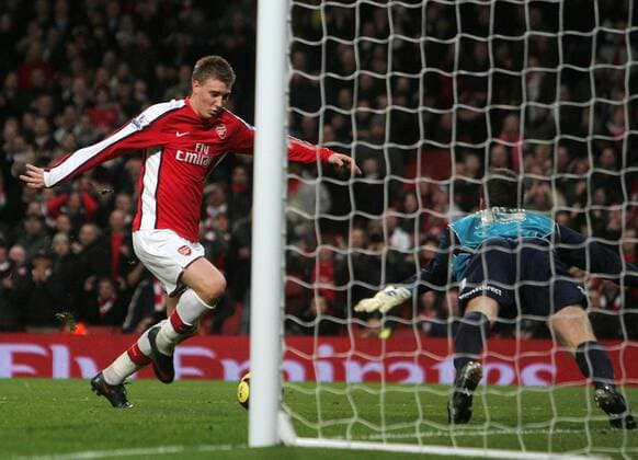 Nicklas Bendtner (Arsenal, li.) im Duell mit dem Torwart Tom Heaton (Cardiff) - EDITORIAL USE ONLY. No use with unauthorised audio, video, data, fixture lists, club league logos or live services. Online in-match use limited to 120 images, no video emulation. No use in betting, games or single club league player publications. Fußball Herren FA Cup 2008 2009, Englischer Pokal, Pokalspiel, Arsenal FC London - Cardiff City 4:0 Gruppe London Dynamik,