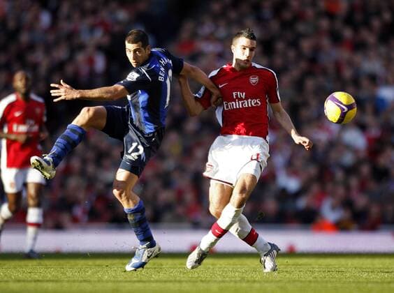 Tal Ben Haim (Sunderland, li.) gegen Robin van Persie (Arsenal) - EDITORIAL USE ONLY. No use with unauthorised audio, video, data, fixture lists, club league logos or live services. Online in-match use limited to 120 images, no video emulation. No use in betting, games or single club league player publications. Fußball Herren English Premier League 2008 2009, 1. Englische Liga, Arsenal FC London - Sunderland AFC, Gruppe London Dynamik,