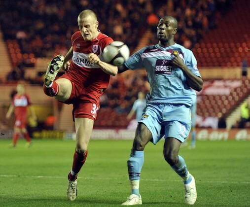 David Wheater (Middlesbrough, li.) gegen Carlton Cole (West Ham) - EDITORIAL USE ONLY. No use with unauthorised audio, video, data, fixture lists, club league logos or live services. Online in-match use limited to 120 images, no video emulation. No use in betting, games or single club league player publications. Fußball Herren FA Cup 2008 2009, Englischer Pokal, Pokalspiel, Middlesbrough FC - West Ham United Gruppe Middlesbrough Dynamik,