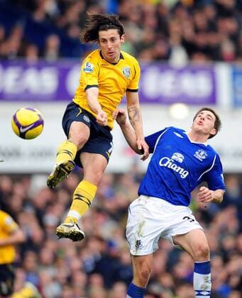 Robert Koren (West Brom, li.) gegen Dan Gosling (Everton) - EDITORIAL USE ONLY. No use with unauthorised audio, video, data, fixture lists, club league logos or live services. Online in-match use limited to 120 images, no video emulation. No use in betting, games or single club league player publications. Fußball Herren English Premier League 2008 2009, 1. Englische Liga, Everton FC - West Bromwich Albion 2:0 Gruppe Liverpool Dynamik,