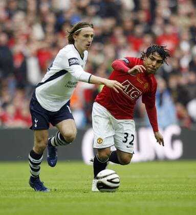 Luka Modric (Tottenham Hotspur, li.) gegen Carlos Tevez (Manchester United) - EDITORIAL USE ONLY. No use with unauthorised audio, video, data, fixture lists, club league logos or live services. Online in-match use limited to 120 images, no video emulation. No use in betting, games or single club league player publications. Fußball Herren Carling Cup 2008 2009, League, Englischer, Ligapokal, Pokal, Pokalspiel, Finale Gruppe London Dynamik,