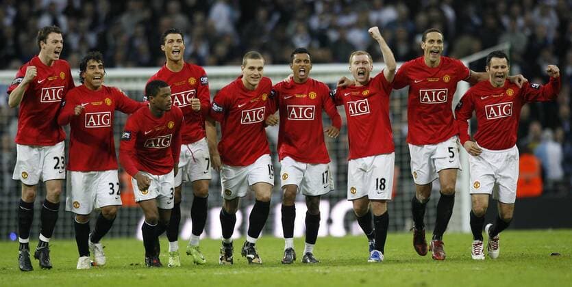 Manchester United feiert den Gewinn des Carling Cups 2009, v.li.: Jonny Evans, Carlos Tevez, Patrice Evra, Cristiano Ronaldo, Nemanja Vidic, Nani, Paul Scholes, Rio Ferdinand und Ryan Giggs - EDITORIAL USE ONLY. No use with unauthorised audio, video, data, fixture lists, club league logos or live services. Online in-match use limited to 120 images, no video emulation. No use in betting, games or single club league player publications. Fußball Herren Carling Cup 2008 2009, League, Englischer, Ligapokal, Pokal, Pokalspiel, Finale Gruppe London Freude, Begeisterung,