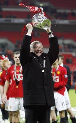 Trainer Sir Alex Ferguson (Manchester United) jubelt mit der Trophäe für den Sieg im Carling Cup 2009 - EDITORIAL USE ONLY. No use with unauthorised audio, video, data, fixture lists, club league logos or live services. Online in-match use limited to 120 images, no video emulation. No use in betting, games or single club league player publications. Fußball Herren Carling Cup 2008 2009, League, Englischer, Ligapokal, Pokal, Pokalspiel, Finale Einzelbild London Freude,