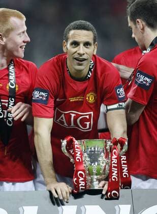 Rio Ferdinand (Manchester United) mit der Trophäe für den Sieg im Carling Cup 2009 - EDITORIAL USE ONLY. No use with unauthorised audio, video, data, fixture lists, club league logos or live services. Online in-match use limited to 120 images, no video emulation. No use in betting, games or single club league player publications. Fußball Herren Carling Cup 2008 2009, League, Englischer, Ligapokal, Pokal, Pokalspiel, Finale Einzelbild London