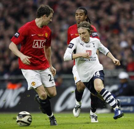 Luka Modric (Tottenham Hotspur, re.) gegen Jonny Evans (li.) und Anderson (beide Manchester United) - EDITORIAL USE ONLY. No use with unauthorised audio, video, data, fixture lists, club league logos or live services. Online in-match use limited to 120 images, no video emulation. No use in betting, games or single club league player publications. Fußball Herren Carling Cup 2008 2009, League, Englischer, Ligapokal, Pokal, Pokalspiel, Finale Gruppe London Dynamik,