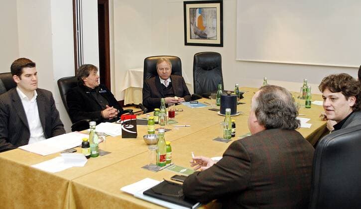 ÖFB Besprechung, v.li.: Teammanager Bernhard Neuhold, Nationaltrainer Dietmar Constantini, Präsident Leo Windtner, Generaldirektor Alfred Ludwig und Pressesprecher Peter Klinglmüller (alle Österreich) - Fußball Herren Pressekonferenz 2009, Pressetermin, Präsentation, Nationalmannschaft, neu, neuer, Trainerwechsel, Gruppe Wien