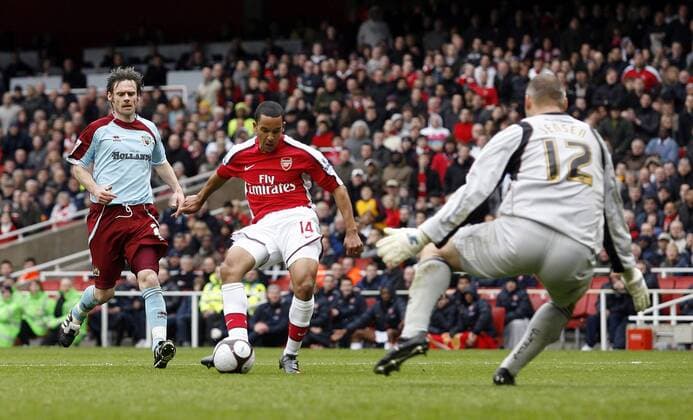 Theo Walcott (Arsenal, Mitte) scheitert an Torwart Brian Jensen (Burnley) - EDITORIAL USE ONLY. No use with unauthorised audio, video, data, fixture lists, club league logos or live services. Online in-match use limited to 120 images, no video emulation. No use in betting, games or single club league player publications. Fußball Herren FA Cup 2008 2009, Englischer Pokal, Pokalspiel, Arsenal FC London - FC Burnley 3:0 Gruppe London Dynamik, Spannung,