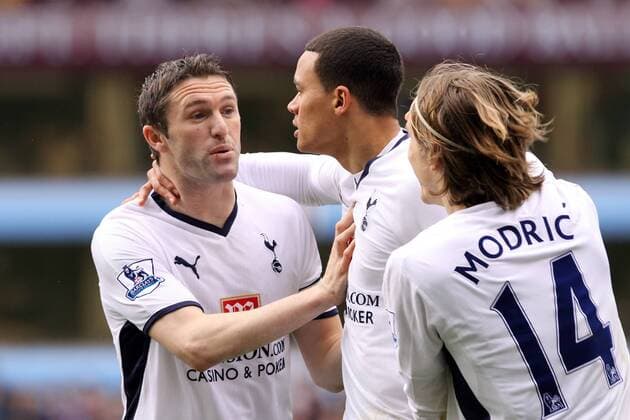 Robbie Keane (li.) jubelt mit Jermaine Jenas (Mitte) und Luka Modric (alle Tottenham Hotspur) - EDITORIAL USE ONLY. No use with unauthorised audio, video, data, fixture lists, club league logos or live services. Online in-match use limited to 120 images, no video emulation. No use in betting, games or single club league player publications. Fußball Herren English Premier League 2008 2009, 1. Englische Liga, Tottenham Hotspurs, Spurs Gruppe Birmingham Begeisterung, Freude,