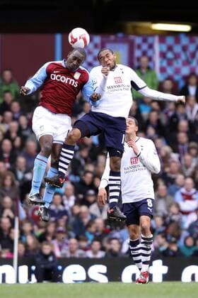 Emile Heskey (Aston Villa, li.) gegen Wilson Palacios (Tottenham Hotspur) - EDITORIAL USE ONLY. No use with unauthorised audio, video, data, fixture lists, club league logos or live services. Online in-match use limited to 120 images, no video emulation. No use in betting, games or single club league player publications. Fußball Herren English Premier League 2008 2009, 1. Englische Liga, Aston Villa - Tottenham Hotspurs, Spurs Gruppe Birmingham Dynamik, Höhe,