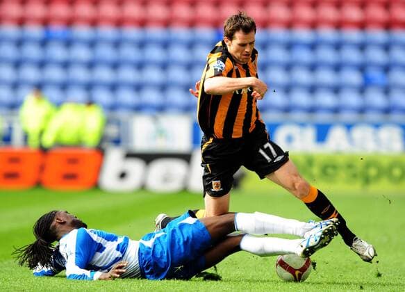 Kevin Kilbane (Hull City, re.) gegen Mario Melchiot (Wigan) - EDITORIAL USE ONLY. No use with unauthorised audio, video, data, fixture lists, club league logos or live services. Online in-match use limited to 120 images, no video emulation. No use in betting, games or single club league player publications. Fußball Herren English Premier League 2008 2009, 1. Englische Liga, Wigan Athletic - Hull City Gruppe Wigan Dynamik,