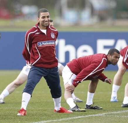 Aaron Lennon (li.) und Ashley Cole (beide England) - EDITORIAL USE ONLY. No use with unauthorised audio, video, data, fixture lists, club league logos or live services. Online in-match use limited to 120 images, no video emulation. No use in betting, games or single club league player publications. Fußball Herren Nationalmannschaft 2009, Training, England, Gruppe London Freude,