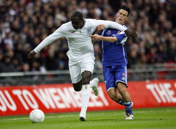 Emile Heskey (England, li.) gegen Marek Hamsik (Slowakei) - EDITORIAL USE ONLY. No use with unauthorised audio, video, data, fixture lists, club league logos or live services. Online in-match use limited to 120 images, no video emulation. No use in betting, games or single club league player publications. Fußball Länderspiel Herren Freundschaftsspiel 2009, Test, Testspiel, Nationalteam, Nationaltrikot, England - Slowakei Gruppe London Dynamik,