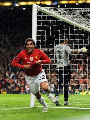 Carlos Tevez (Manchester United) - Torjubel, daneben Torwart Helton (FC Porto) - EDITORIAL USE ONLY. No use with unauthorised audio, video, data, fixture lists, club league logos or live services. Online in-match use limited to 120 images, no video emulation. No use in betting, games or single club league player publications. Fußball EC 1 Herren Champions League 2008 2009, Manchester United - FC Porto 2:2, ManU Gruppe Manchester Freude,
