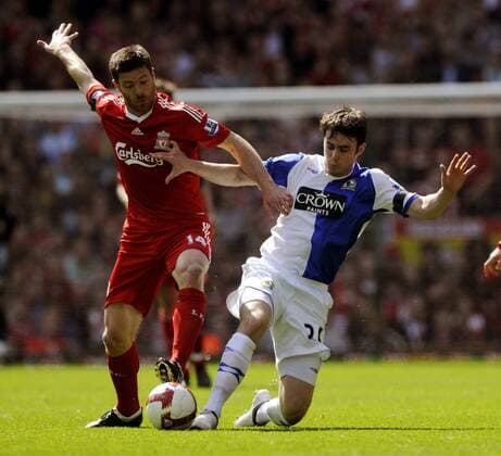 Xabi Alonso (Liverpool, li.) gegen Keith Treacy (Blackburn) - EDITORIAL USE ONLY. No use with unauthorised audio, video, data, fixture lists, club league logos or live services. Online in-match use limited to 120 images, no video emulation. No use in betting, games or single club league player publications. Fußball Herren English Premier League 2008 2009, 1. Englische Liga, FC Liverpool - Blackburn Rovers 4:0 Gruppe Liverpool Dynamik,