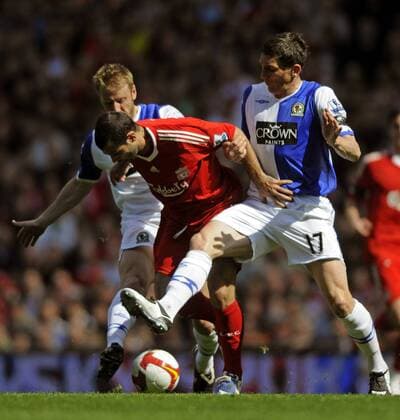 Javier Mascherano (Liverpool, Mitte) gegen Keith Andrews (Blackburn, re.) - EDITORIAL USE ONLY. No use with unauthorised audio, video, data, fixture lists, club league logos or live services. Online in-match use limited to 120 images, no video emulation. No use in betting, games or single club league player publications. Fußball Herren English Premier League 2008 2009, 1. Englische Liga, FC Liverpool - Blackburn Rovers 4:0 Gruppe Liverpool Dynamik,