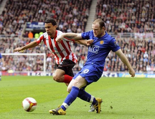 Wayne Rooney (Manchester United, re.) gegen Carlos Edwards (Sunderland) - EDITORIAL USE ONLY. No use with unauthorised audio, video, data, fixture lists, club league logos or live services. Online in-match use limited to 120 images, no video emulation. No use in betting, games or single club league player publications. Fußball Herren English Premier League 2008 2009, 1. Englische Liga, FC Sunderland - Manchester United 1:2, AFC ManU Gruppe Sunderland Dynamik,
