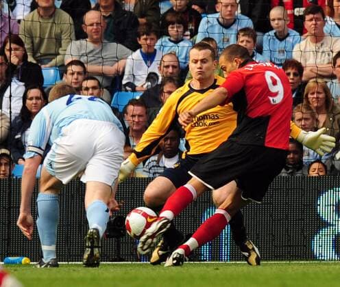 Bobby Zamora (Fulham, re.) gegen Torwart Shay Given (Manchester City, Mitte) - EDITORIAL USE ONLY. No use with unauthorised audio, video, data, fixture lists, club league logos or live services. Online in-match use limited to 120 images, no video emulation. No use in betting, games or single club league player publications. Fußball Herren English Premier League 2008 2009, 1. Englische Liga, Manchester City - FC Fulham 1:3 Gruppe Manchester Dynamik, Spannung,