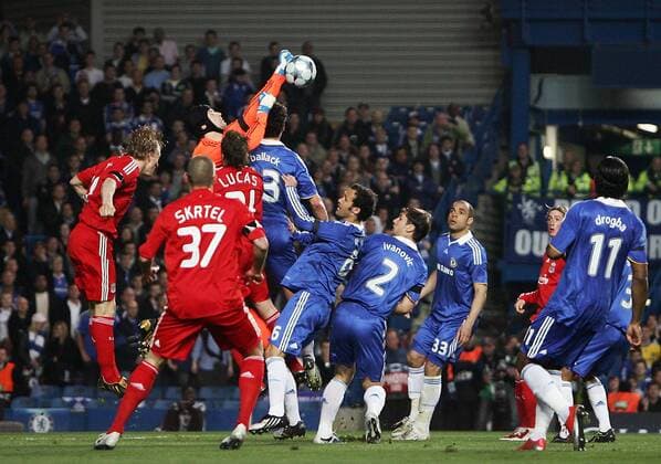 Torwart Petr Cech (Chelsea, 3.v.li.) kann den Ball wegfausten - EDITORIAL USE ONLY. No use with unauthorised audio, video, data, fixture lists, club league logos or live services. Online in-match use limited to 120 images, no video emulation. No use in betting, games or single club league player publications. Fußball EC 1 Herren Champions League 2008 2009, Chelsea FC London - Liverpool FC 4:4 Gruppe London Dynamik, Abwehr,