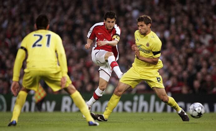 Cesc Fabregas (Arsenal, Mitte) zieht ab - EDITORIAL USE ONLY. No use with unauthorised audio, video, data, fixture lists, club league logos or live services. Online in-match use limited to 120 images, no video emulation. No use in betting, games or single club league player publications. Fußball EC 1 Herren Champions League 2008 2009, FC London, FC Villarreal Gruppe London Dynamik,