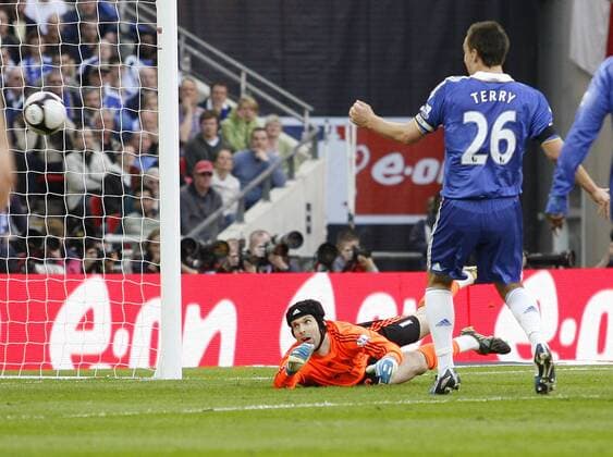 Torwart Petr Cech und John Terry (beide Chelsea) kassieren den Treffer zum 1:0 - EDITORIAL USE ONLY. No use with unauthorised audio, video, data, fixture lists, club league logos or live services. Online in-match use limited to 120 images, no video emulation. No use in betting, games or single club league player publications. Fußball Herren English FA Cup 2008 2009, Pokal, Pokalspiel, Chelsea FC London Gruppe London Enttäuschung,
