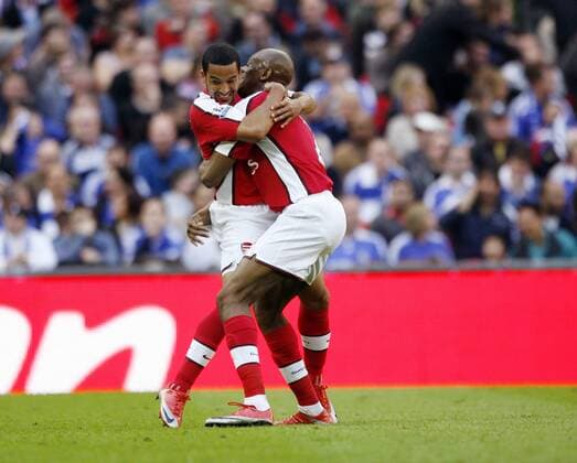 Theo Walcott (li.) und Abou Diaby (beide Arsenal) - Torjubel - EDITORIAL USE ONLY. No use with unauthorised audio, video, data, fixture lists, club league logos or live services. Online in-match use limited to 120 images, no video emulation. No use in betting, games or single club league player publications. Fußball Herren English FA Cup 2008 2009, Pokal, Pokalspiel, Arsenal FC London Gruppe London Freude,