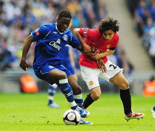 Louis Saha (Everton, li.) gegen Fabio da Silva (Manchester United) - EDITORIAL USE ONLY. No use with unauthorised audio, video, data, fixture lists, club league logos or live services. Online in-match use limited to 120 images, no video emulation. No use in betting, games or single club league player publications. Fußball Herren FA Cup 2008 2009, Pokal, Pokalspiel, Manchester United - FC Everton, ManU Gruppe London Dynamik,