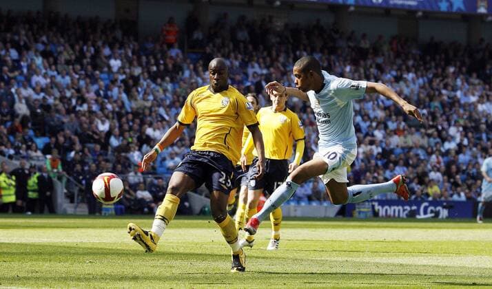 Robinho (Manchester City, re.) erzielt das 1:0 gegen Abdoulaye Meite (West Brom) - EDITORIAL USE ONLY. No use with unauthorised audio, video, data, fixture lists, club league logos or live services. Online in-match use limited to 120 images, no video emulation. No use in betting, games or single club league player publications. Fußball Herren English Premier League 2008 2009, 1. Englische Liga, Manchester City - West Bromwich Albion 4:2 Gruppe Manchester Dynamik,