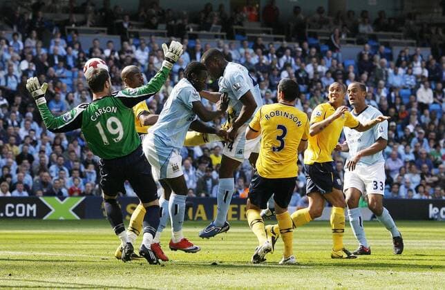 Torwart Scott Carson (West Brom, li.) kassiert das 0:2 durch Nedum Onuoha (Manchester City) - EDITORIAL USE ONLY. No use with unauthorised audio, video, data, fixture lists, club league logos or live services. Online in-match use limited to 120 images, no video emulation. No use in betting, games or single club league player publications. Fußball Herren English Premier League 2008 2009, 1. Englische Liga, Manchester City - West Bromwich Albion 4:2 Gruppe Manchester Dynamik,