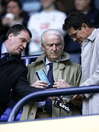 Nationaltrainer Giovanni Trapattoni (Irland, Mitte) im Gespräch mit seinem Amtskollegen Fabio Capello (England, re.) - EDITORIAL USE ONLY. No use with unauthorised audio, video, data, fixture lists, club league logos or live services. Online in-match use limited to 120 images, no video emulation. No use in betting, games or single club league player publications. Fußball Herren English Premier League 2008 2009, 1. Englische Liga Gruppe London Nachdenklichkeit,