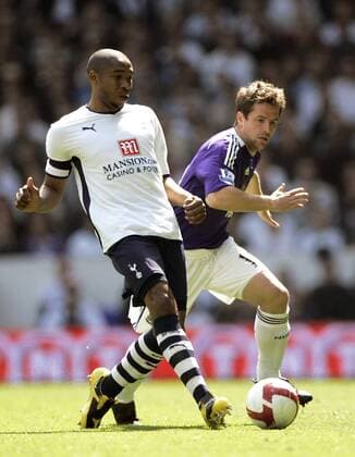 Wilson Palacios (Tottenham Hotspur, li.) gegen Michael Owen (Newcastle) - EDITORIAL USE ONLY. No use with unauthorised audio, video, data, fixture lists, club league logos or live services. Online in-match use limited to 120 images, no video emulation. No use in betting, games or single club league player publications. Fußball Herren English Premier League 2008 2009, 1. Englische Liga, Tottenham Hotspurs - Newcastle United 1:0 Spurs Gruppe London Dynamik,