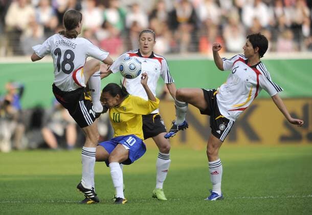 Marta (Brasilien, Mitte) gegen Kerstin Garefrekes, Linda Bresonik (re.) und Bianca Schmidt (alle Deutschland) Fußball Länderspiel Damen Freundschaftsspiel 2009, Test, Testspiel, Nationalmannschaft, Nationaltrikot, Frauen, Frauenfußball Gruppe Frankfurt M. Dynamik, Überlegenheit,
