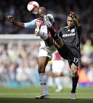 Jose Bosingwa (Chelsea, re.) gegen Luis Boa Morte (West Ham) - EDITORIAL USE ONLY. No use with unauthorised audio, video, data, fixture lists, club league logos or live services. Online in-match use limited to 120 images, no video emulation. No use in betting, games or single club league player publications. Fußball Herren English Premier League 2008 2009, 1. Englische Liga, West Ham United - Chelsea FC London 0:1 Gruppe London Dynamik,