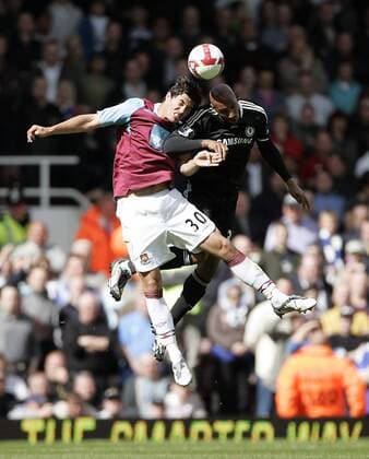 James Tomkins (West Ham United, li.) gegen Nicolas Anelka (Chelsea) - EDITORIAL USE ONLY. No use with unauthorised audio, video, data, fixture lists, club league logos or live services. Online in-match use limited to 120 images, no video emulation. No use in betting, games or single club league player publications. Fußball Herren English Premier League 2008 2009, 1. Englische Liga, West Ham United - Chelsea FC London 0:1 Gruppe London Dynamik,
