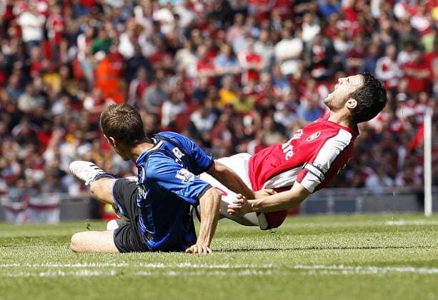Gary O Neil (Middlesbrough, li..) stoppt Cesc Fabregas (Arsenal) - EDITORIAL USE ONLY. No use with unauthorised audio, video, data, fixture lists, club league logos or live services. Online in-match use limited to 120 images, no video emulation. No use in betting, games or single club league player publications. Fußball Herren English Premier League 2008 2009, 1. Englische Liga, Arsenal FC London - Middlesbrough FC 2:0 Gruppe London Dynamik, Kampf,