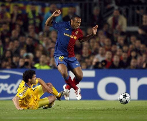 Thierry Henry (FC Barcelona, re.) gegen Michael Ballack (Chelsea) - EDITORIAL USE ONLY. No use with unauthorised audio, video, data, fixture lists, club league logos or live services. Online in-match use limited to 120 images, no video emulation. No use in betting, games or single club league player publications. Fußball EC 1 Herren Champions League 2008 2009, Halbfinale, FC Barca - FC Chelsea London 0:0 Gruppe Barcelona Dynamik,