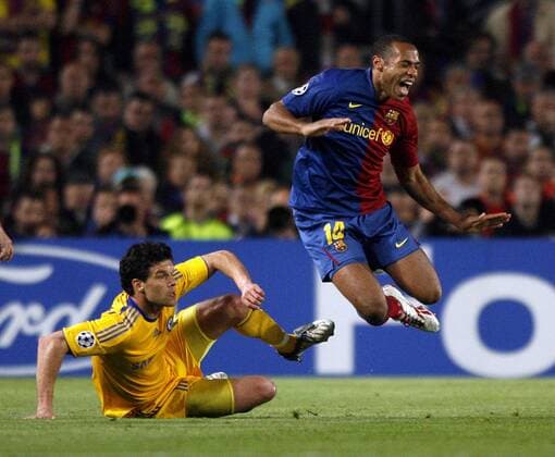 Michael Ballack (Chelsea, li.) foult Thierry Henry (FC Barcelona) - EDITORIAL USE ONLY. No use with unauthorised audio, video, data, fixture lists, club league logos or live services. Online in-match use limited to 120 images, no video emulation. No use in betting, games or single club league player publications. Fußball EC 1 Herren Champions League 2008 2009, Halbfinale, FC Barca - FC Chelsea London 0:0 Gruppe Barcelona Dynamik,