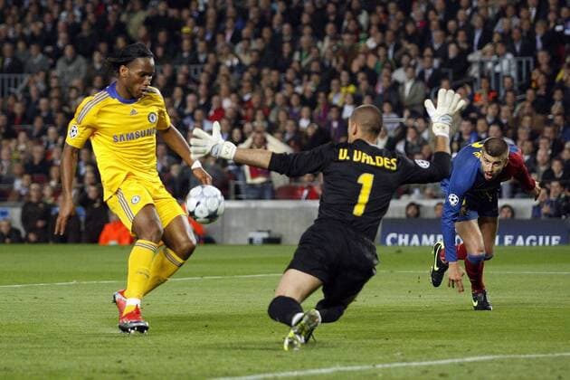 Didier Drogba (Chelsea, li.) gegen Torwart Victor Valdes und Gerard Pique (beide FC Barcelona) - EDITORIAL USE ONLY. No use with unauthorised audio, video, data, fixture lists, club league logos or live services. Online in-match use limited to 120 images, no video emulation. No use in betting, games or single club league player publications. Fußball EC 1 Herren Champions League 2008 2009, Halbfinale, FC Barca - FC Chelsea London 0:0 Gruppe Barcelona Dynamik,