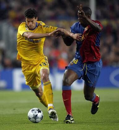 Michael Ballack (Chelsea, li.) gegen Eric Abidal (FC Barcelona) - EDITORIAL USE ONLY. No use with unauthorised audio, video, data, fixture lists, club league logos or live services. Online in-match use limited to 120 images, no video emulation. No use in betting, games or single club league player publications. Fußball EC 1 Herren Champions League 2008 2009, Halbfinale, FC Barcelona - Chelsea FC London, Barca Gruppe Barcelona Dynamik,