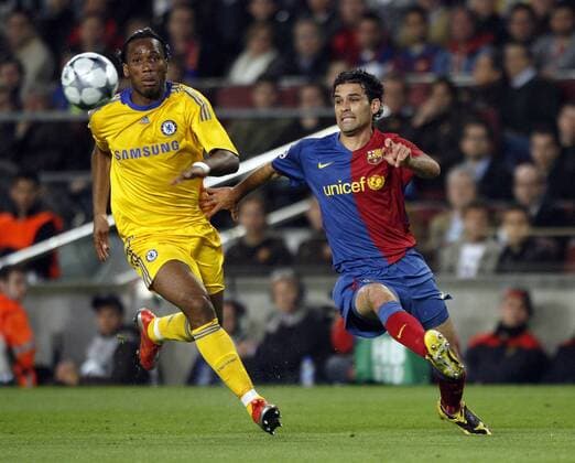 Didier Drogba (Chelsea, li.) gegen Rafael Marquez (FC Barcelona) - EDITORIAL USE ONLY. No use with unauthorised audio, video, data, fixture lists, club league logos or live services. Online in-match use limited to 120 images, no video emulation. No use in betting, games or single club league player publications. Fußball EC 1 Herren Champions League 2008 2009, Halbfinale, FC Barcelona - Chelsea FC London, Barca Gruppe Barcelona Dynamik,