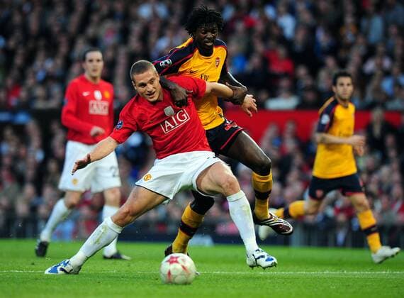 Nemanja Vidic (Manchester United, li.) gegen Emmanuel Adebayor (Arsenal) - EDITORIAL USE ONLY. No use with unauthorised audio, video, data, fixture lists, club league logos or live services. Online in-match use limited to 120 images, no video emulation. No use in betting, games or single club league player publications. Fußball EC 1 Herren Champions League 2008 2009, Manchester United - Arsenal FC London 1:0, ManU Gruppe o0 Halbfinale Manchester Dynamik, Kampf,