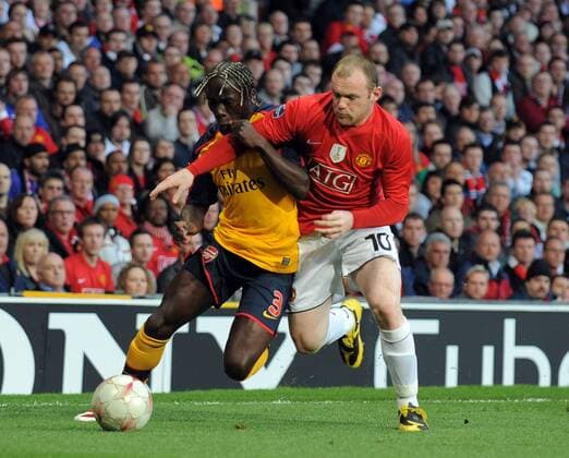 Wayne Rooney (Manchester United, re.) gegen Bakari Sagna (Arsenal) - EDITORIAL USE ONLY. No use with unauthorised audio, video, data, fixture lists, club league logos or live services. Online in-match use limited to 120 images, no video emulation. No use in betting, games or single club league player publications. Fußball EC 1 Herren Champions League 2008 2009, Manchester United - Arsenal FC London 1:0, ManU Gruppe o0 Halbfinale Manchester Dynamik, Kampf,