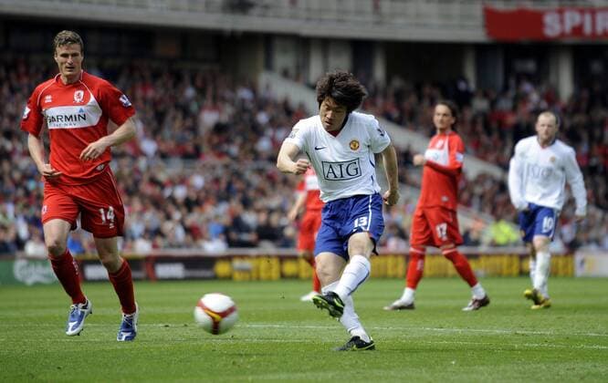 Ji Sung Park (Manchester United) trifft zum 0:2 - EDITORIAL USE ONLY. No use with unauthorised audio, video, data, fixture lists, club league logos or live services. Online in-match use limited to 120 images, no video emulation. No use in betting, games or single club league player publications. Fußball Herren English Premier League 2008 2009, 1. Englische Liga, FC Middlesbrough - Manchester United, ManU Einzelbild Middlesbrough Dynamik,