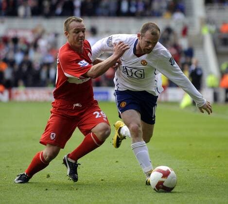 Tony McMahon (Middlesbrough, li.) gegen Wayne Rooney (Manchester United) - EDITORIAL USE ONLY. No use with unauthorised audio, video, data, fixture lists, club league logos or live services. Online in-match use limited to 120 images, no video emulation. No use in betting, games or single club league player publications. Fußball Herren English Premier League 2008 2009, 1. Englische Liga, Middlesbrough FC - ManU 0:2 Gruppe Middlesbrough Dynamik, Kampf,