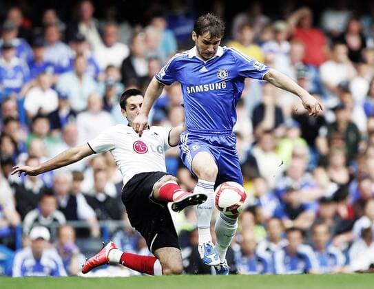 Branislav Ivanovic (Chelsea, re.) gegen Clint Dempsey (Fulham) - EDITORIAL USE ONLY. No use with unauthorised audio, video, data, fixture lists, club league logos or live services. Online in-match use limited to 120 images, no video emulation. No use in betting, games or single club league player publications. Fußball Herren English Premier League 2008 2009, 1. Englische Liga, FC Chelsea London - FC Fulham 3:1 Gruppe London Dynamik,
