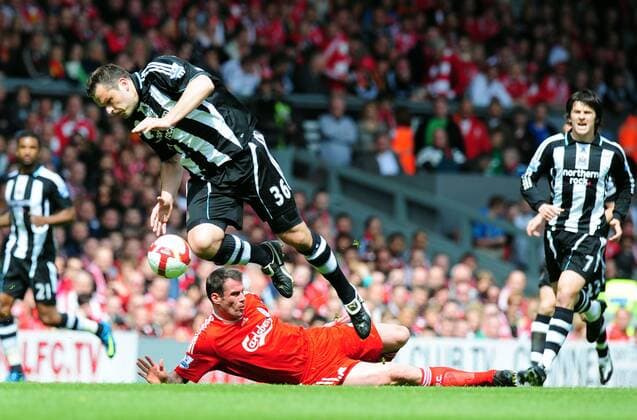 Mark Viduka (Newcastle, o.) gegen Jamie Carragher (Liverpool) - EDITORIAL USE ONLY. No use with unauthorised audio, video, data, fixture lists, club league logos or live services. Online in-match use limited to 120 images, no video emulation. No use in betting, games or single club league player publications. Fußball Herren English Premier League 2008 2009, 1. Englische Liga, FC Liverpool - Newcastle United 3:0 Gruppe Liverpool Dynamik, Kampf,