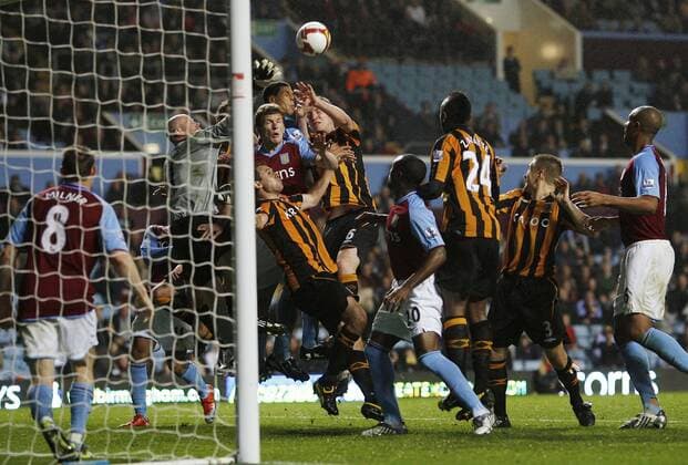 Strafraumszene Aston Villa gegen Hull City - EDITORIAL USE ONLY. No use with unauthorised audio, video, data, fixture lists, club league logos or live services. Online in-match use limited to 120 images, no video emulation. No use in betting, games or single club league player publications. Fußball Herren English Premier League 2008 2009, 1.Liga, Aston Villa - Hull City 1:0 Totale Birmingham Dynamik, Kampf,