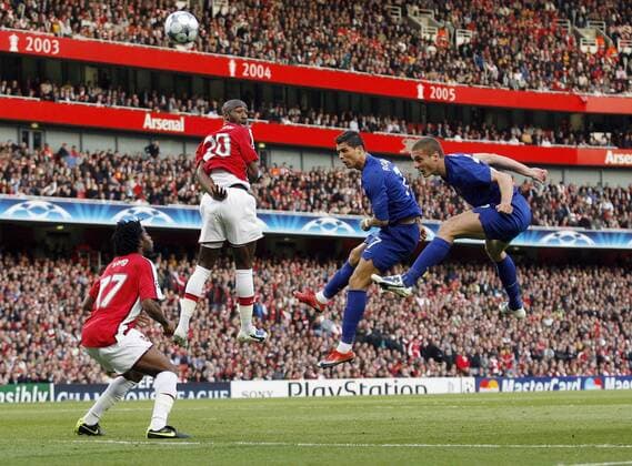 Cristiano Ronaldo (Manchester United, 2.v.re.) im Duell - EDITORIAL USE ONLY. No use with unauthorised audio, video, data, fixture lists, club league logos or live services. Online in-match use limited to 120 images, no video emulation. No use in betting, games or single club league player publications. Fußball EC 1 Herren Champions League 2008 2009, Halbfinale, FC Arsenal London - Manchester United 1:3, ManU Gruppe London Dynamik,