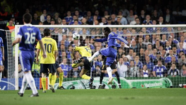 Michael Essien (Chelsea, re.) trifft zum 1:0 - EDITORIAL USE ONLY. No use with unauthorised audio, video, data, fixture lists, club league logos or live services. Online in-match use limited to 120 images, no video emulation. No use in betting, games or single club league player publications. Fußball EC 1 Herren Champions League 2008 2009, Halbfinale, Chelsea FC London - FC Barcelona 1:1, Barca Gruppe London Dynamik,