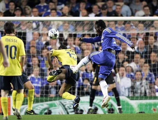 Michael Essien (Chelsea, re.) trifft zum 1:0 - EDITORIAL USE ONLY. No use with unauthorised audio, video, data, fixture lists, club league logos or live services. Online in-match use limited to 120 images, no video emulation. No use in betting, games or single club league player publications. Fußball EC 1 Herren Champions League 2008 2009, Halbfinale, Chelsea FC London - FC Barcelona 1:1, Barca Gruppe London Dynamik,